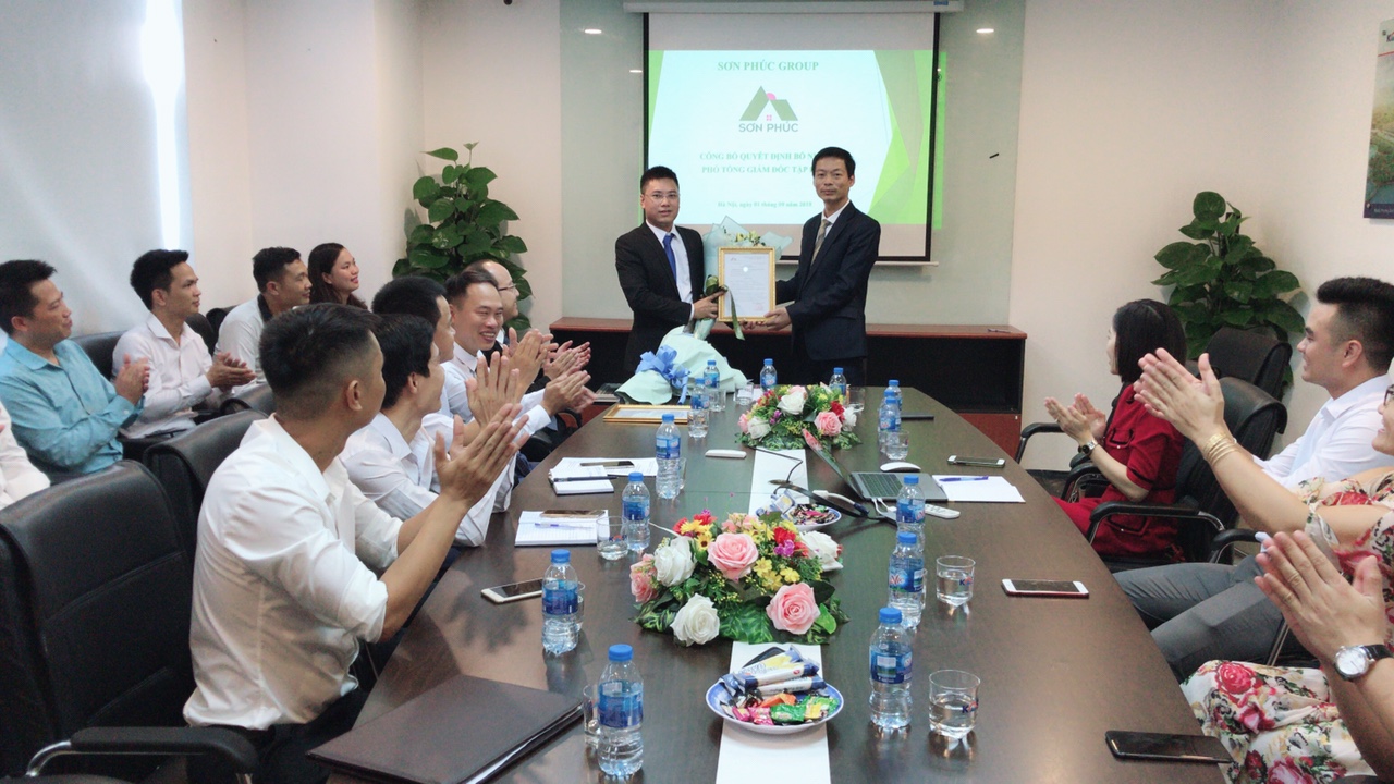 Chủ tịch HĐQT/Tổng Giám đốc Nguyễn Thế Hùng tặng hoa chúc mừng Tân Phó tổng Giám đốc trên cương vị mới