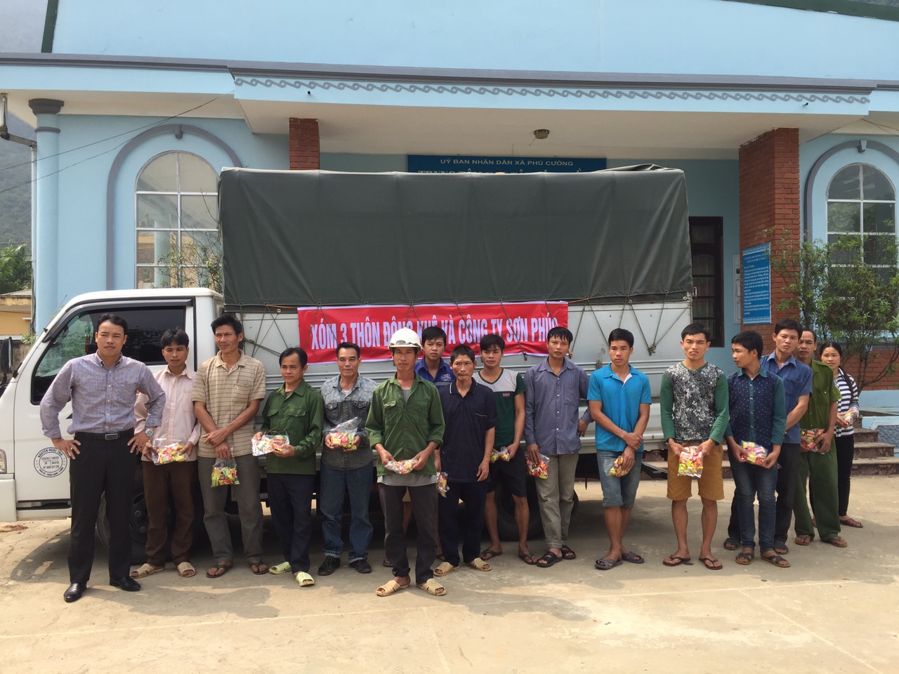 Đại diện Công ty Sơn Phúc tặng quà tại xã Phú Cường, huyện Tân Lạc, Hòa Bình