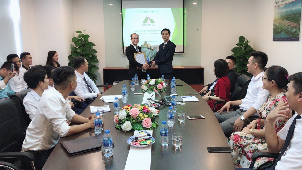 Chủ tịch HĐQT/Tổng Giám đốc Nguyễn Thế Hùng tặng hoa chúc mừng Tân Phó Tổng Giám đốc Đầu tư