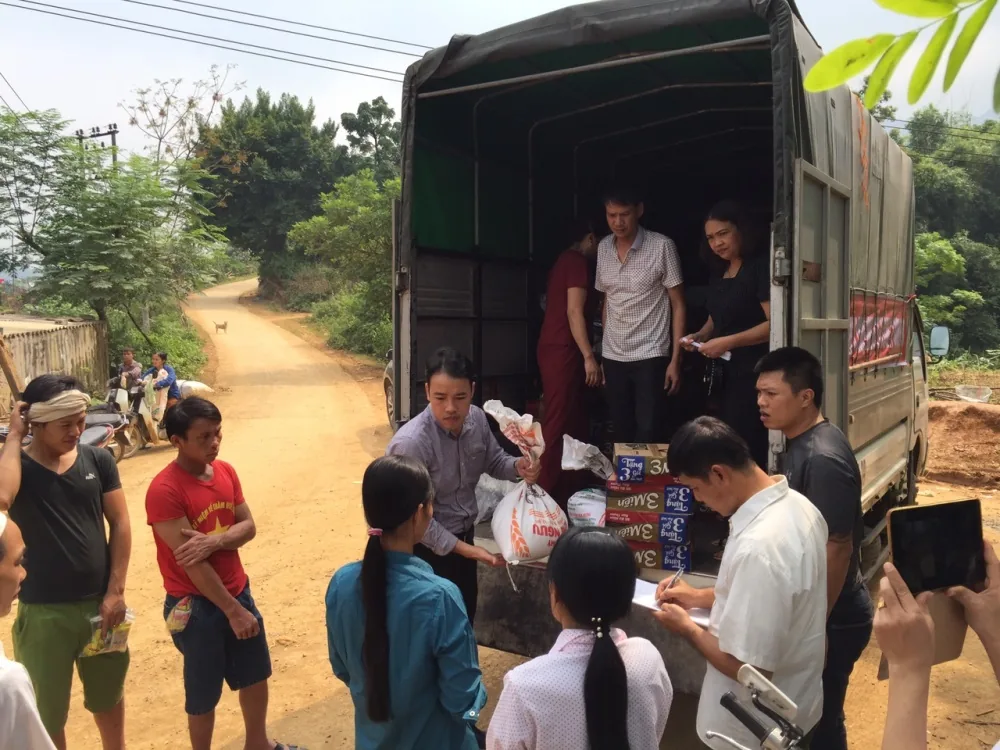Sơn Phúc trao quà hỗ trợ người dân vùng thiên tai Tân Lạc, 2017