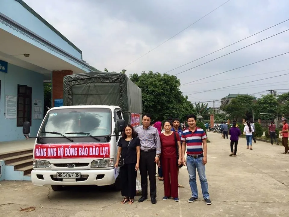 Sơn Phúc trao quà hỗ trợ người dân vùng thiên tai Tân Lạc, 2017