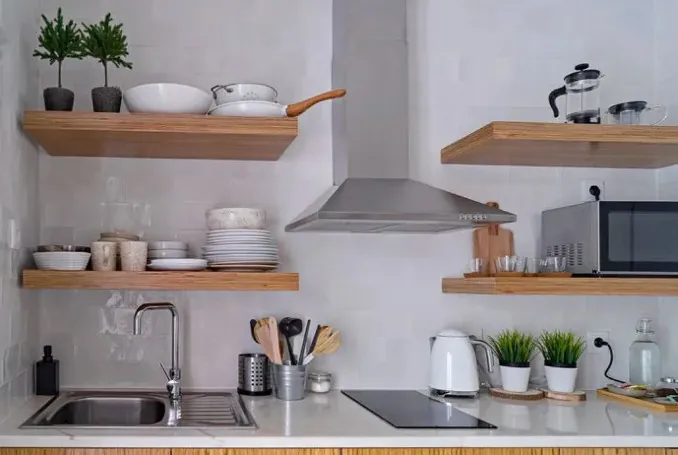 Một xu hướng phổ biến những năm gần đây là các kệ đựng đồ nhà bếp mở bên cạnh bếp nấu. Tuy nhiên, chiếc kệ này càng không phải là ý tưởng tốt cho nhà bếp vì rất dễ bám bụi và dầu mỡ (Ảnh: Deposit photos)