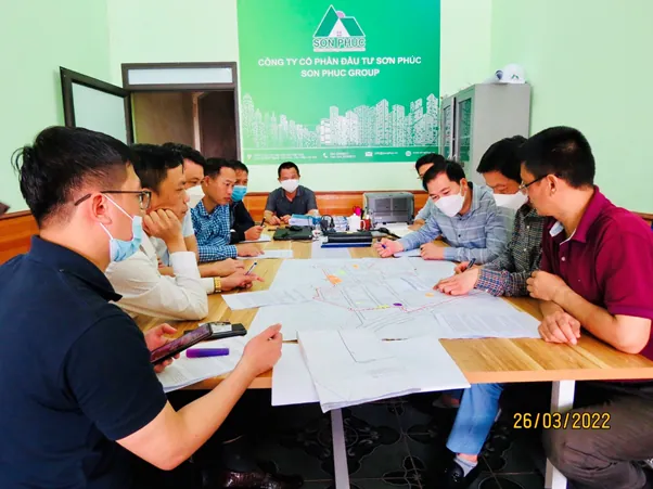 (Chủ tịch Nguyễn Thế Hùng - thứ hai, từ phải sang - trực tiếp chỉ đạo Ban quản lý dự án OM7 – Bắc Giang)