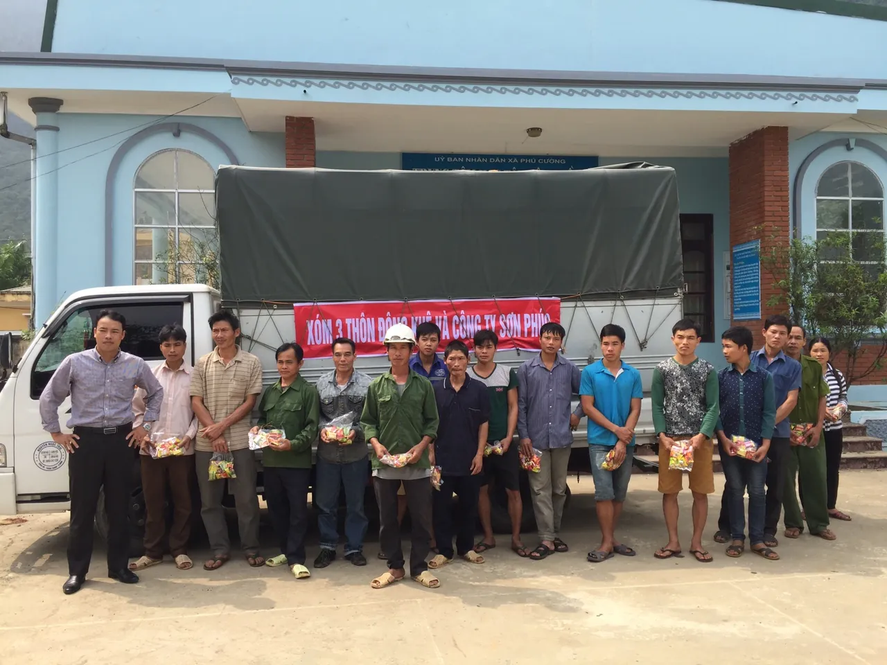 Ủng hộ người dân bị thiên tai tại xã Phú Cường, huyện Tân Lạc — ảnh 3