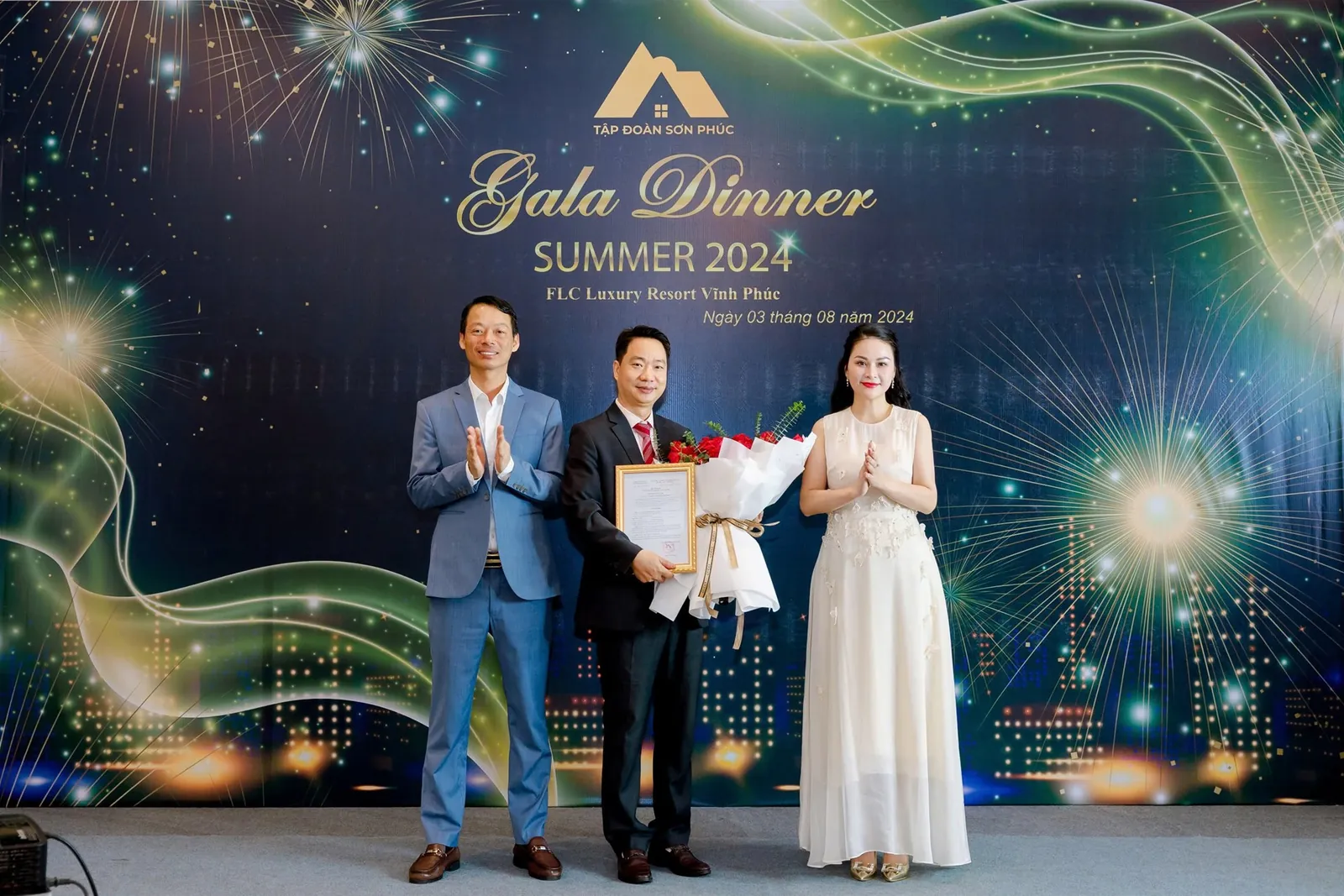 Chủ tịch Nguyễn Thế Hùng và Phó chủ tịch HĐQT trao quyết định bổ nhiệm Tổng Giám đốc