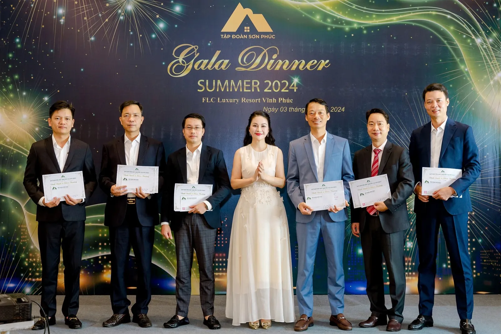 Bà Trần Thị Bỉnh Xuân – Trưởng ban Quản lý Quỹ Khuyến học thông qua các Bố/Mẹ tặng bằng khen và phần thưởng chúc mừng các Con đạt thành tích xuất sắc trong năm học 2023-2024