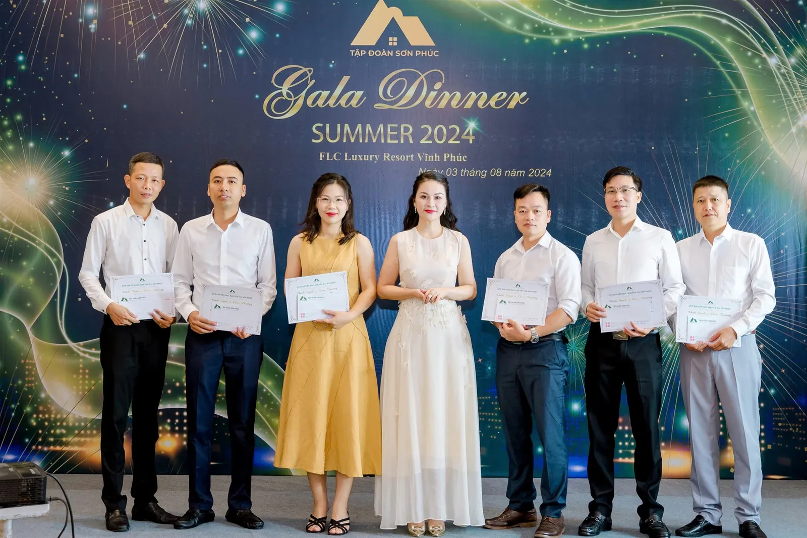 Bà Trần Thị Bỉnh Xuân – Trưởng ban Quản lý Quỹ Khuyến học thông qua các Bố/Mẹ tặng bằng khen và phần thưởng chúc mừng các Con đạt thành tích xuất sắc trong năm học 2023-2024