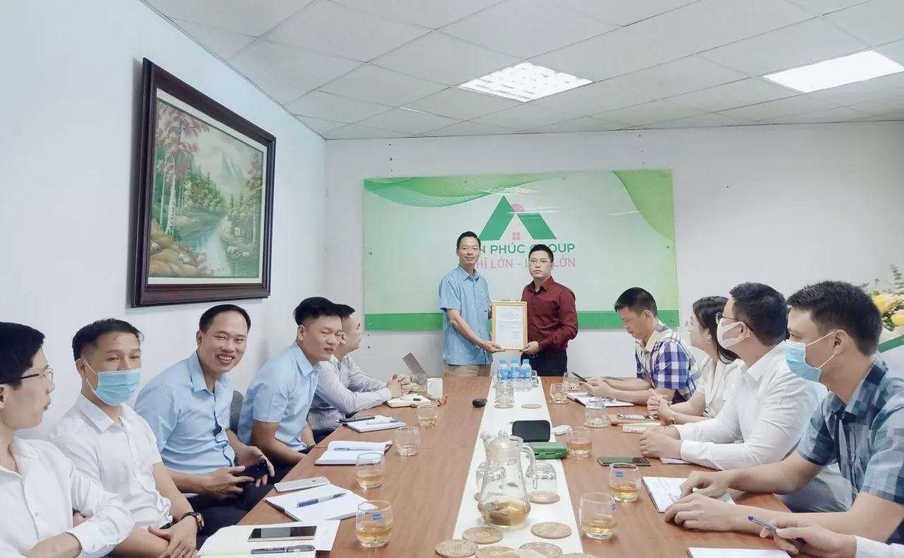 Ông Nguyễn Thế Hùng - CT. HĐQT trao tặng quyết định khen thưởng chúc mừng ông Nguyễn Đình Yên - P.TGĐ
