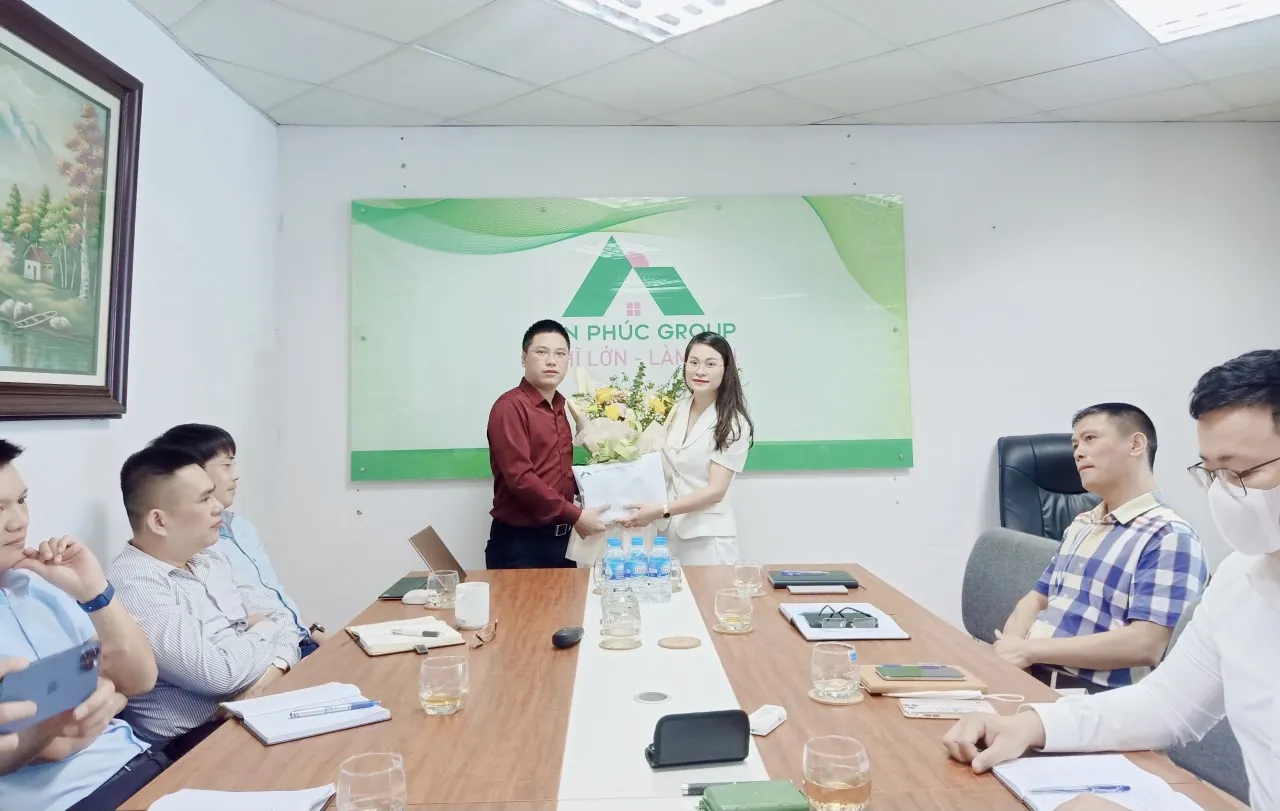 Bà Trần Thi Bỉnh Xuân - PCT. HĐQT tặng hoa và quà chúc mừng ông Nguyễn Đình Yên - P.TGĐ