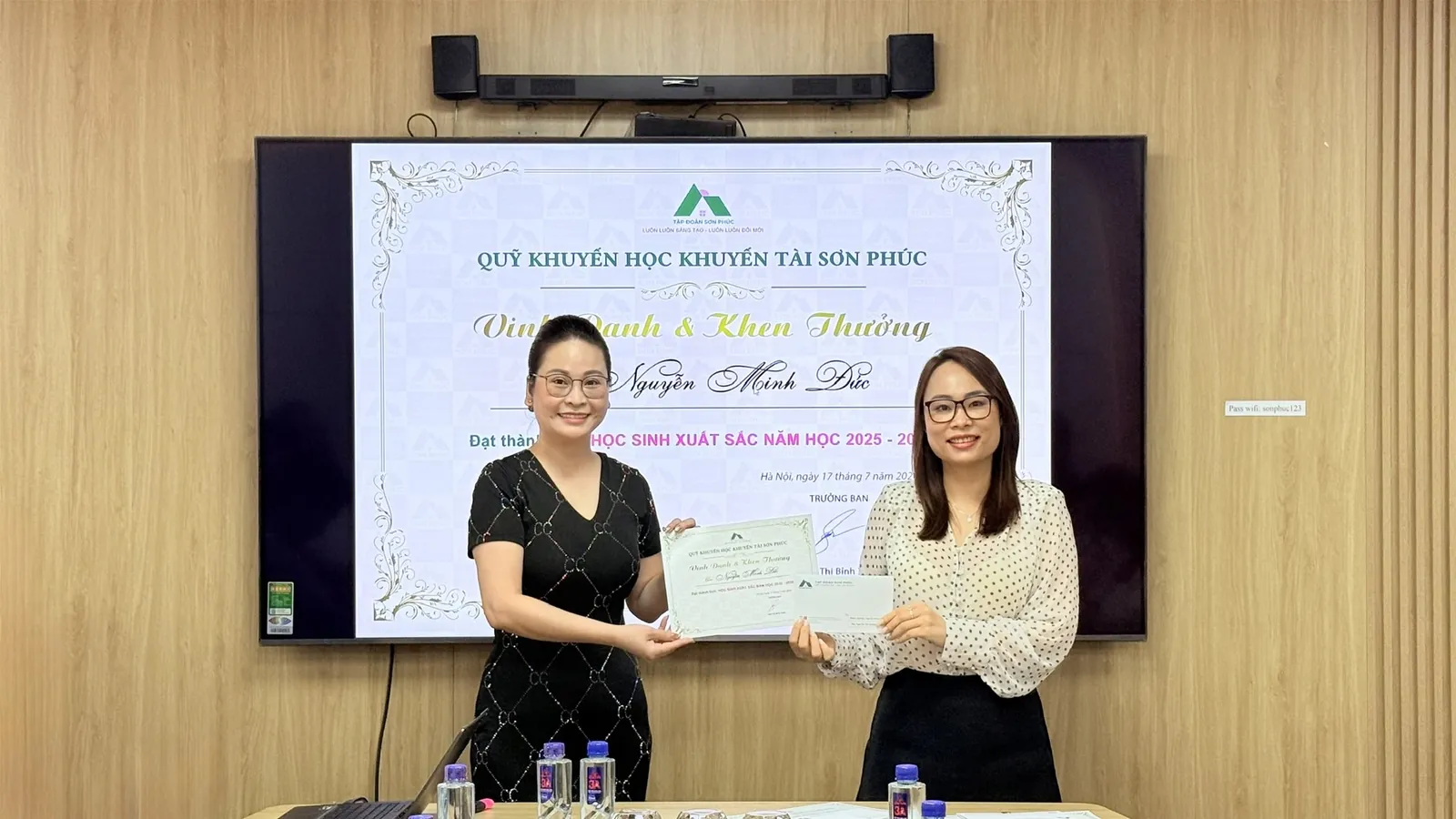 Không khí ngập tràn niềm vui tại buổi lễ trao tặng Quỹ Khuyến học Khuyến tài Sơn Phúc