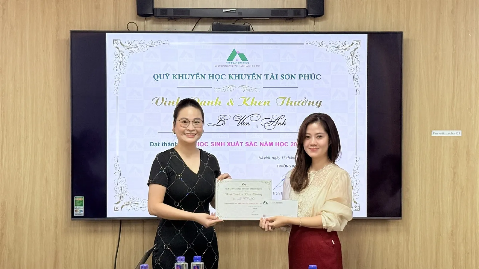 Không khí ngập tràn niềm vui tại buổi lễ trao tặng Quỹ Khuyến học Khuyến tài Sơn Phúc
