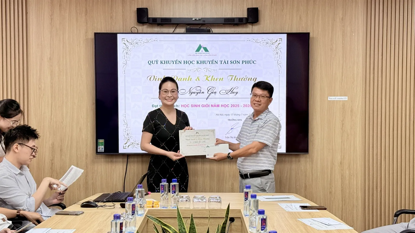 Không khí ngập tràn niềm vui tại buổi lễ trao tặng Quỹ Khuyến học Khuyến tài Sơn Phúc