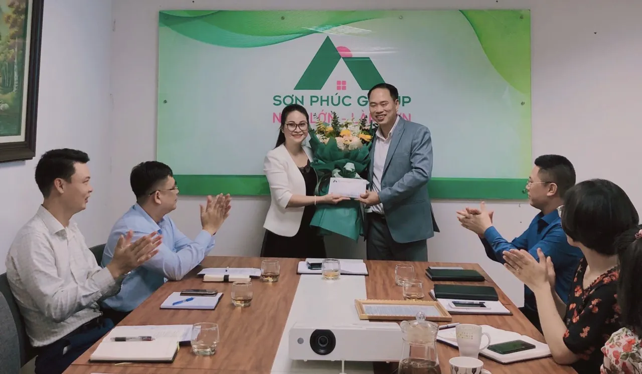 Đại diện Ban lãnh đạo, Bà Trần Thị Bỉnh Xuân- P.CT HĐQT tặng hoa và quà chúc mừng P.GĐ KD Trương Tiên Phong