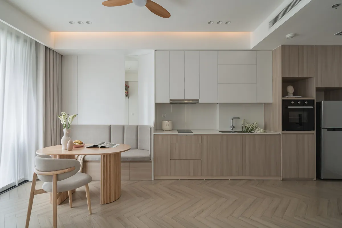 Kiến trúc sư chọn phong cách thiết kế chủ đạo là hiện đại kết hợp tối giản. Về màu sắc, ưu tiên sử dụng tone màu sáng, đường nét gọn gàng, tạo cảm giác thoáng đãng