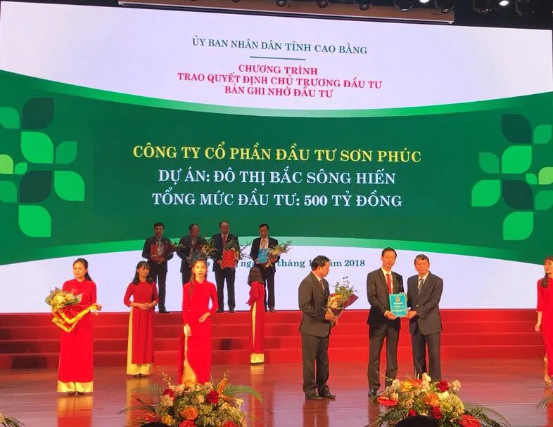 Ông Nguyễn Thế Hùng - Chủ tịch Hội đồng quản trị/Tổng Giám đốc Công ty nhận Giấy chứng nhận đầu tư Dự án Đô thị Bắc Sông Hiến, địa điểm tại Phường Sông Hiến, Thành phố Cao Bằng, tỉnh Cao Bằng với quy mô 68 ha, tổng mức đầu tư lên đến hơn 500 tỷ đồng
