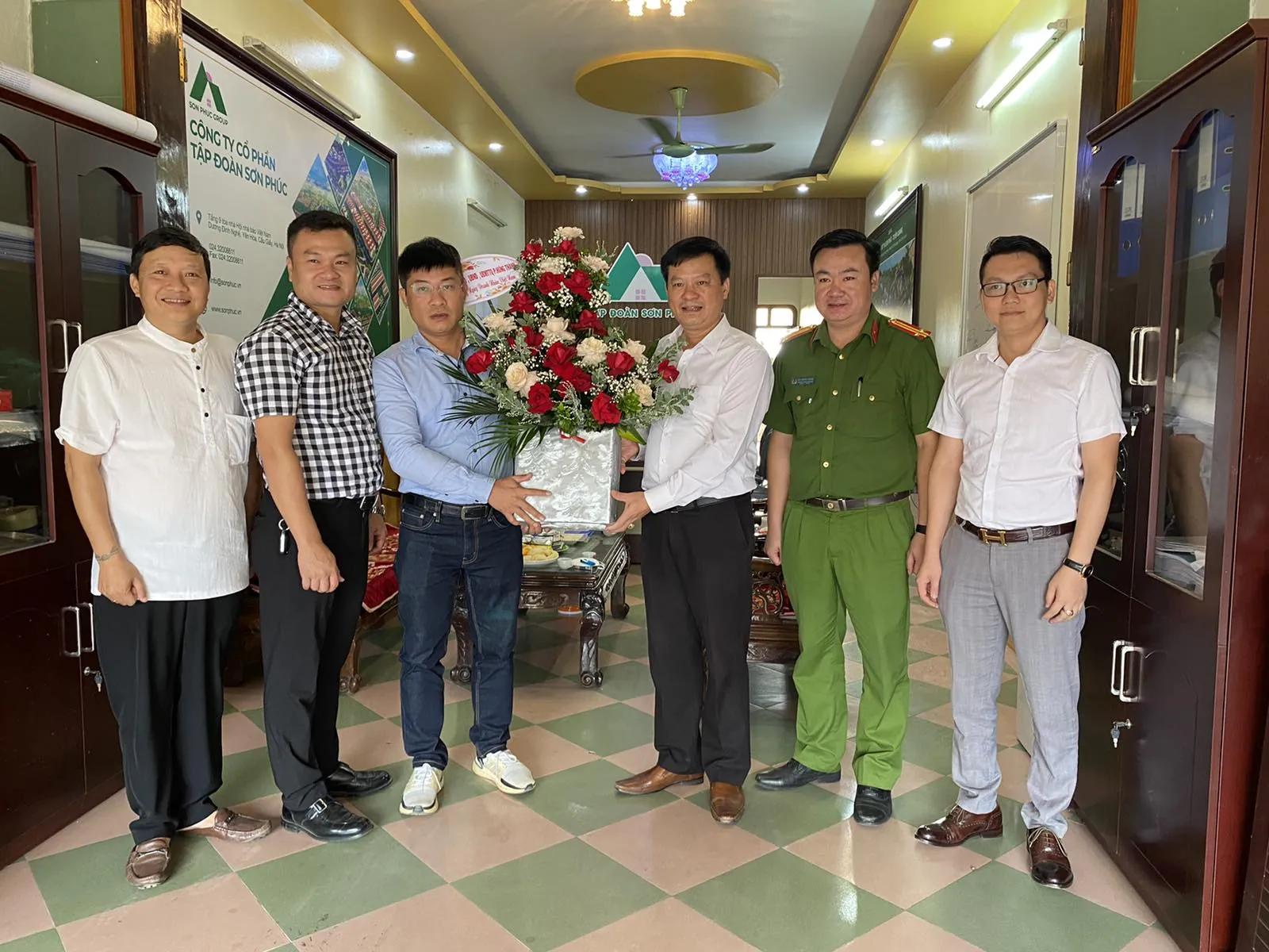 (Ban quản lý dự án Tuyên Quang nhận hoa chúc mừng từ Lãnh đạo phường Hưng Thành, thành phố Tuyên Quang nhân ngày Doanh nhân Việt Nam 13/10)