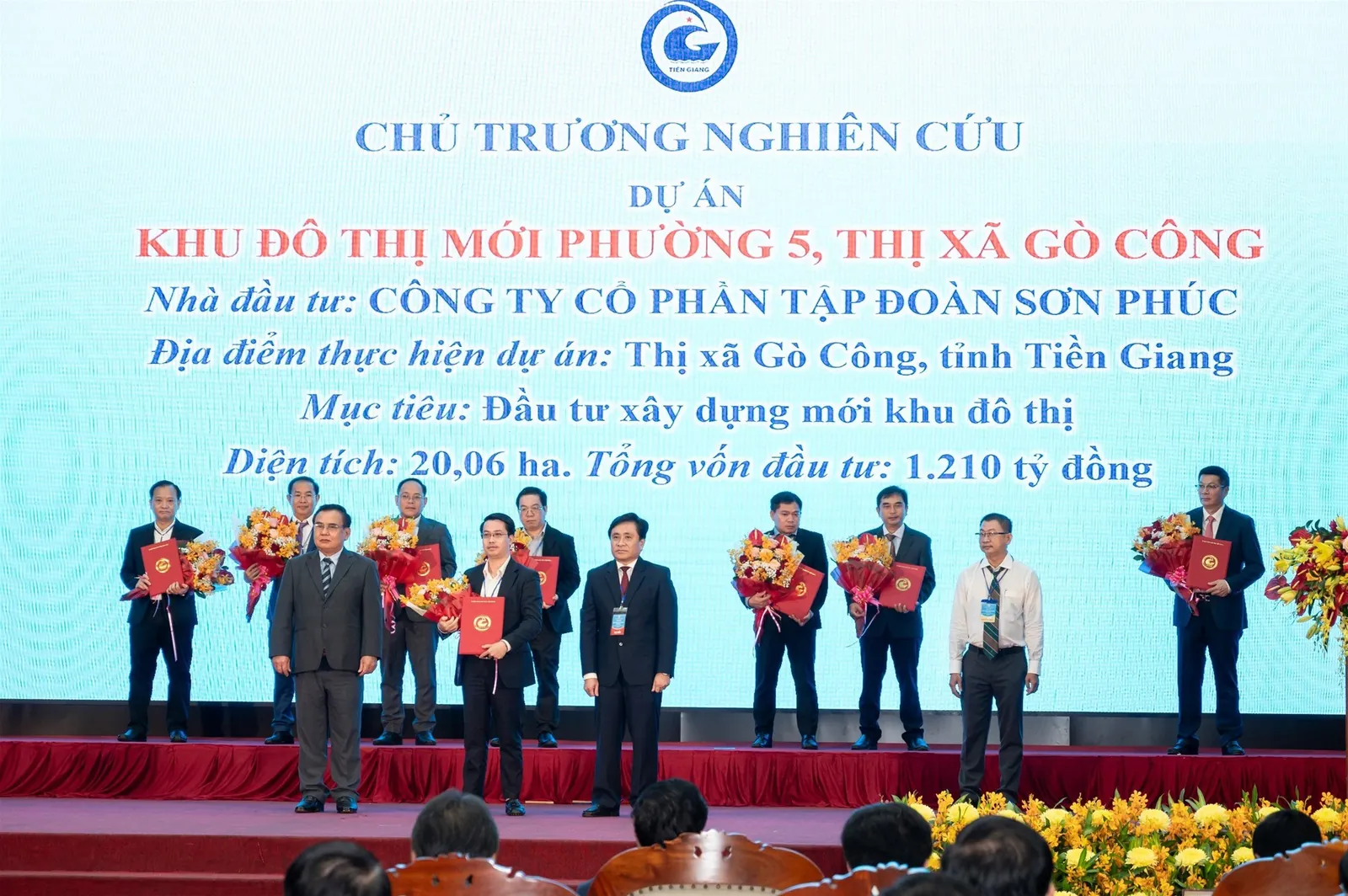 Phó Tổng Giám đốc Tập đoàn - Nguyễn Quốc Anh nhận quyết định trao Chủ trương nghiên cứu dự án từ Phó Bí thư Thường trực Tỉnh ủy Võ Văn Bình, và đồng chí Trần Văn Dũng, Phó Chủ tịch UBND tỉnh Tiền Giang