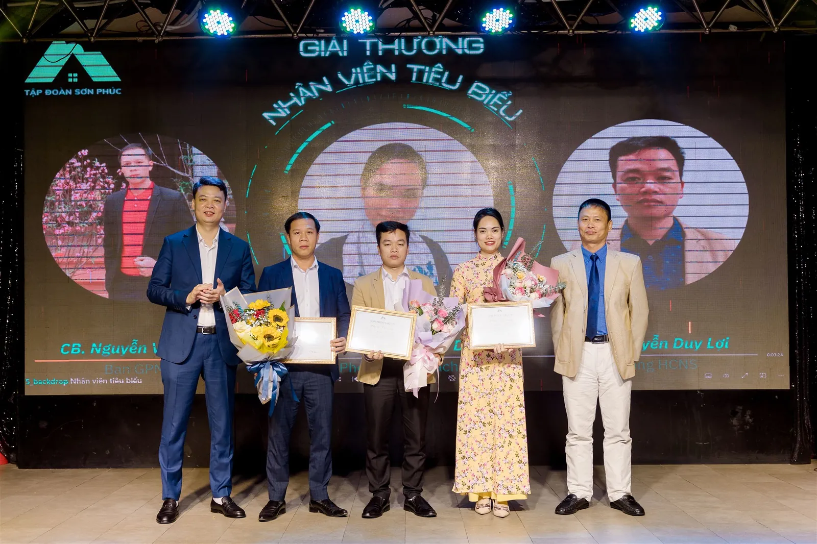 (PTGĐ Phạm Đình Hiệp và PTGĐ Hoàng Văn Quyết trao bằng khen và giải thưởng cho các Nhân viên tiêu biểu)