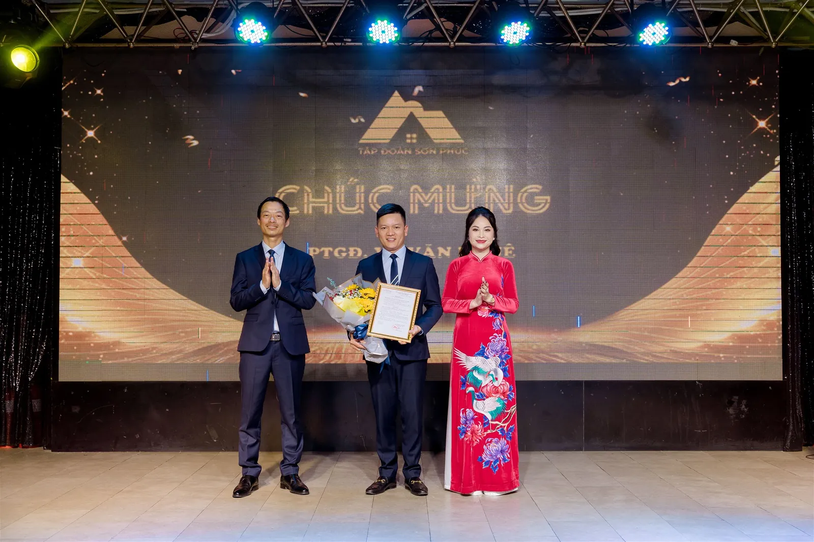 (Chủ tịch HĐQT Nguyễn Thế Hùng và Phó chủ tịch HĐQT Trần Bỉnh Xuân trao Quyết định bổ nhiệm và tặng hoa chúc mừng PTGĐ Vũ Văn Khuê)