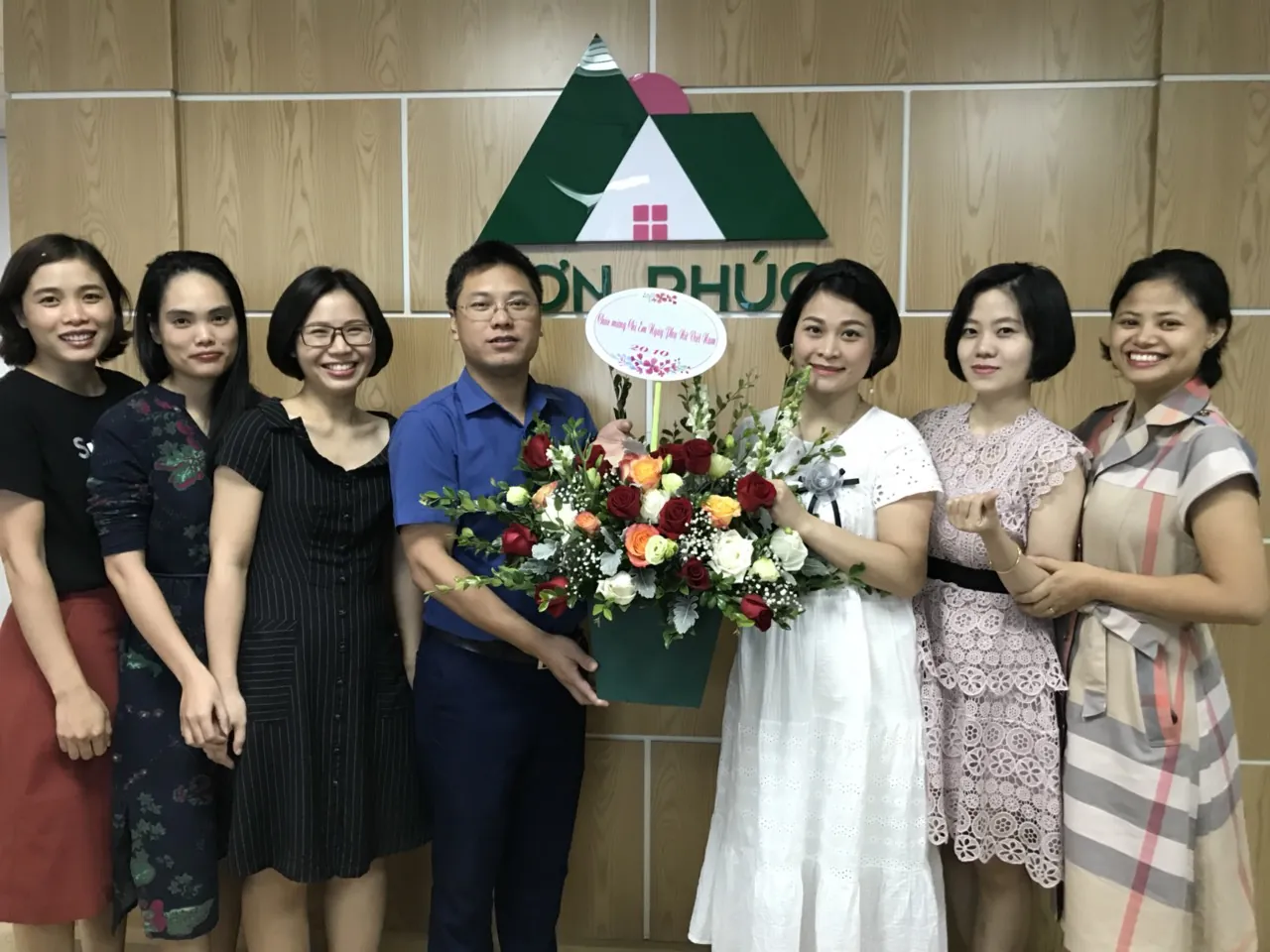 Ông Nguyễn Đình Yên - Phó Tổng Giám đốc thường trực tặng hoa và quà chúc mừng tập thể CBNV nữ Cty