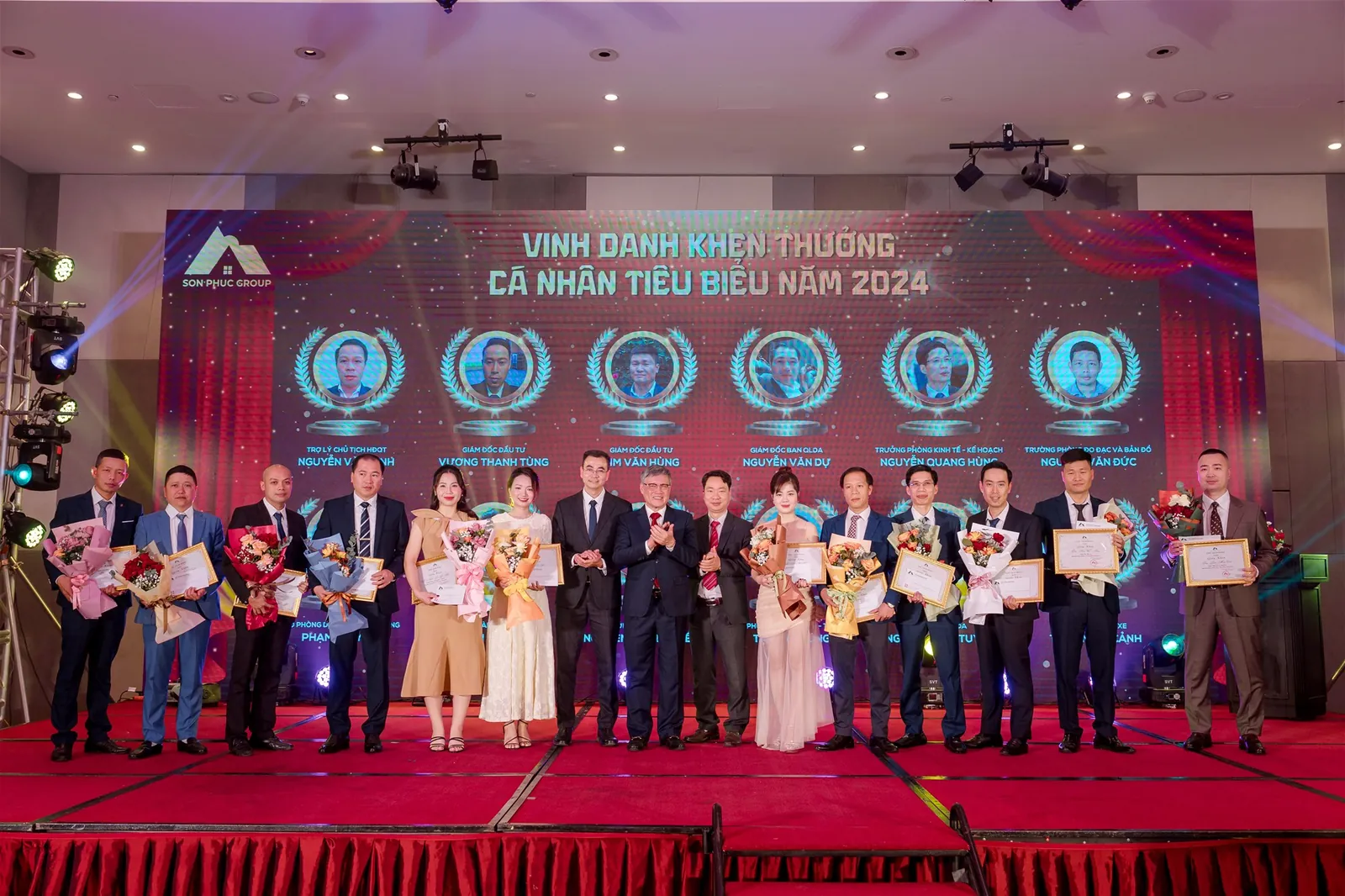 Nhân dịp này, Tập đoàn vinh danh và khen thưởng các Lãnh đạo, Quản lý và Cán bộ nhân viên có thành tích xuất sắc, tiêu biểu và vinh danh CBNV thâm niên 5 năm trở lên