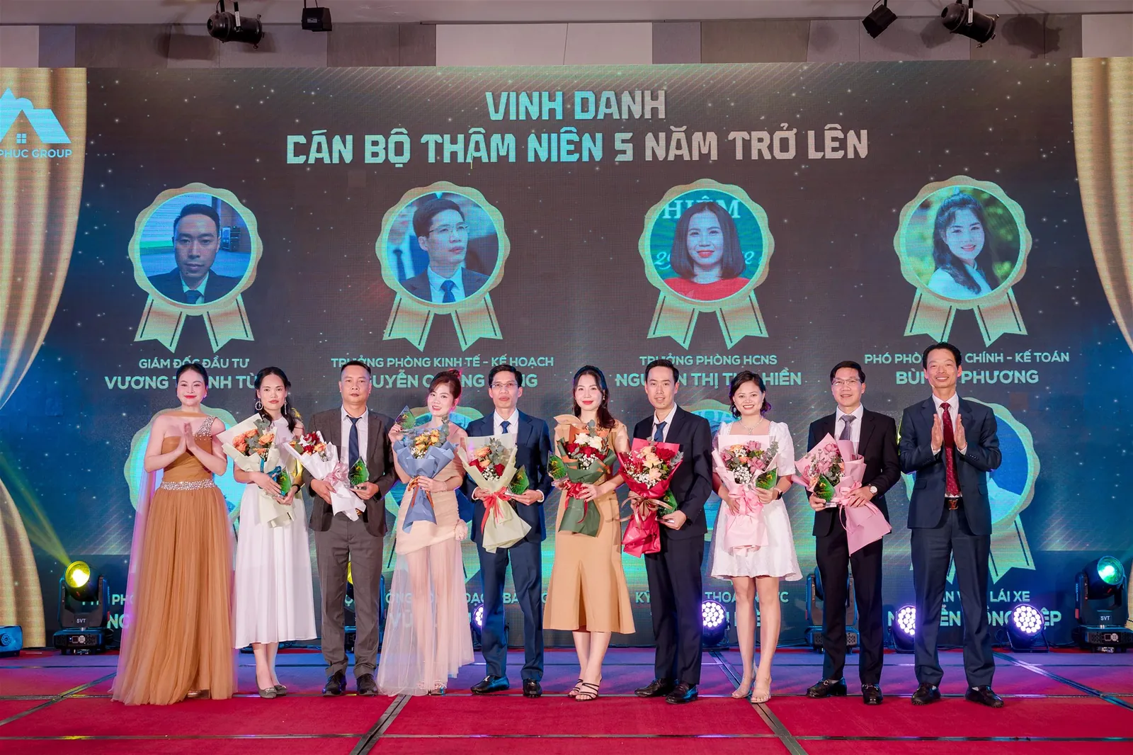 Nhân dịp này, Tập đoàn vinh danh và khen thưởng các Lãnh đạo, Quản lý và Cán bộ nhân viên có thành tích xuất sắc, tiêu biểu và vinh danh CBNV thâm niên 5 năm trở lên