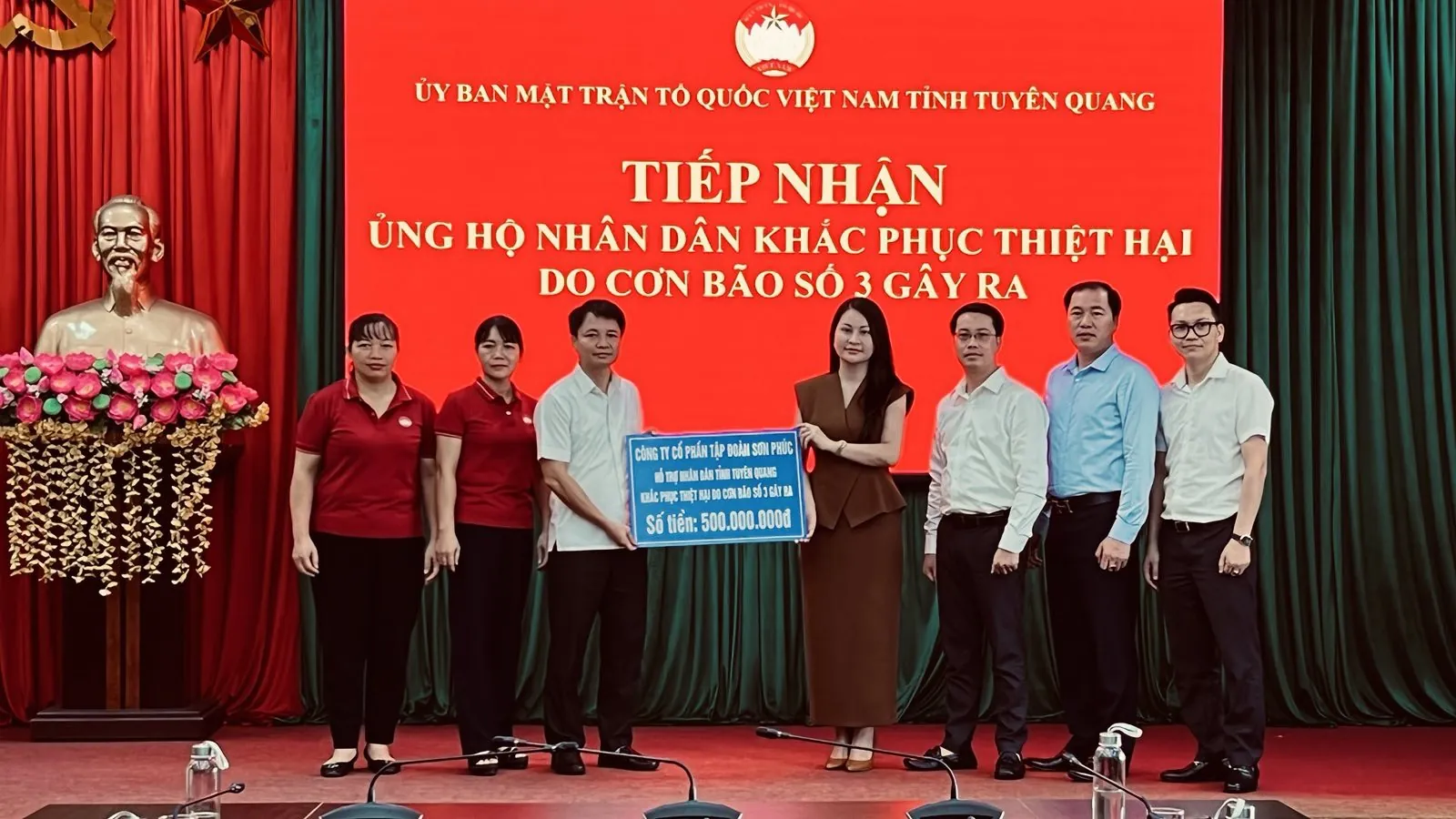 Bà Trần Thị Bỉnh Xuân - Phó Chủ tịch HĐQT trao quà ủng hộ tại UBMTTQVN tỉnh Tuyên Quang