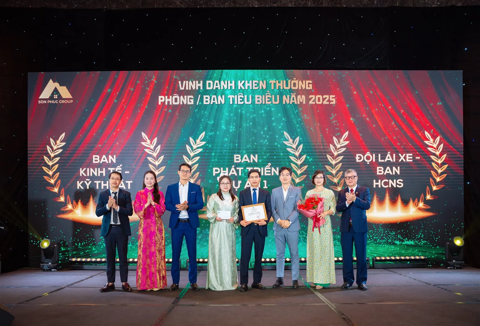 Nhân dịp này, Tập đoàn vinh danh, khen thưởng các Phòng/Ban, Quản lý, Cán bộ nhân viên tiêu biểu và vinh danh CBNV thâm niên 5 năm trở lên