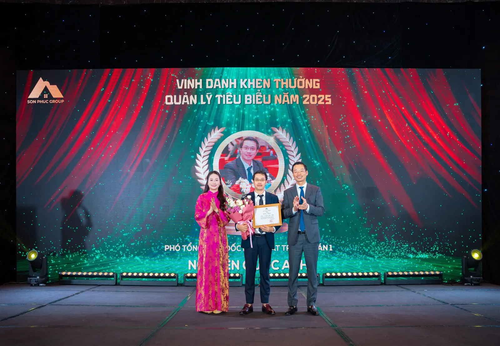 Nhân dịp này, Tập đoàn vinh danh, khen thưởng các Phòng/Ban, Quản lý, Cán bộ nhân viên tiêu biểu và vinh danh CBNV thâm niên 5 năm trở lên