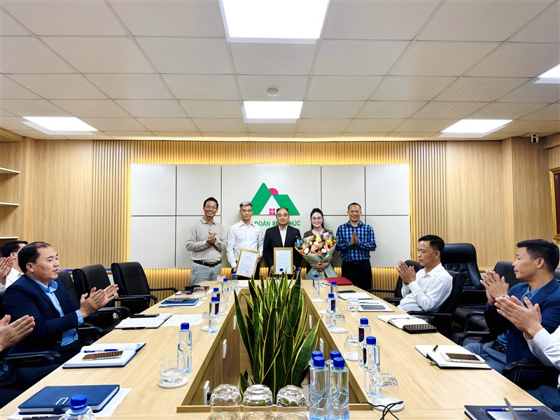 TẬP ĐOÀN SƠN PHÚC CÔNG BỐ VÀ TRAO QUYẾT ĐỊNH BỔ NHIỆM CHỨC VỤ PHÓ TỔNG GIÁM ĐỐC BAN TÀI CHÍNH VÀ TRỢ LÝ CHỦ TỊCH HĐQT KIÊM GIÁM ĐỐC PHÁT TRIỂN DỰ ÁN 